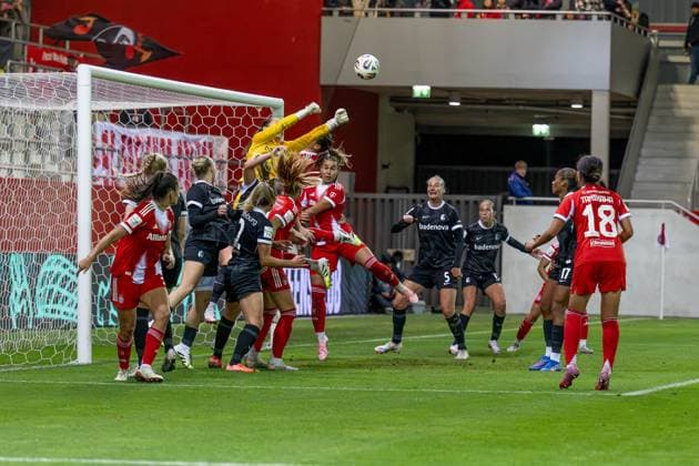 Laura Benkarth goalkeeper, SC Freiburg Frauen, 1 with a fist save from Glodis Perla Viggosdottir FC Bayern Muenchen Frauen, 04 and Lena Oberdorf FC Bayern Muenchen Frauen, 08 FC Bayern Muenchen Frauen vs SC Freiburg, football, Google Pixel Frauen Bundesliga, 4 Spieltag, Saison 2025 2026, 23 09 2025 DFL DFB REGULATIONS PROHIBIT ANY USE OF PHOTOGRAPHS as IMAGE SEQUENCES and or QUASI VIDEO FC Bayern Muenchen Frauen vs SC Freiburg, Fußball, Google Pixel Frauen Bundesliga, 4 Spieltag, Saison 2025 2026, 23 09 2025 Muenchen Copyright: xEibner-Pressefoto HeikexFeinerx EP_HFR