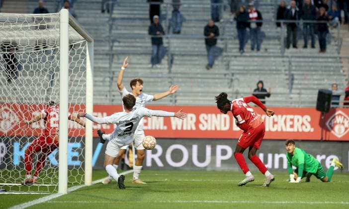 23 09 2025, xfsx, Herren, Fußball, Saison 2025 2026, Regionalliga Bayern, 10 Spieltag FC Wuerzburger Kickers TSV Schwaben Augsburg v li Dominik Meisel FC Wuerzburger Kickers , Nicola Della Schiava TSV Schwaben Augsburg , Odin Redier TSV Schwaben Augsburg , Cherif Cisse FC Wuerzburger Kickers erzielt das Tor zum 2 0, scores the goal 2 0, Maximilian Reil TSV Schwaben Augsburg Wuerzburg AKON ARENA Bayern Germany