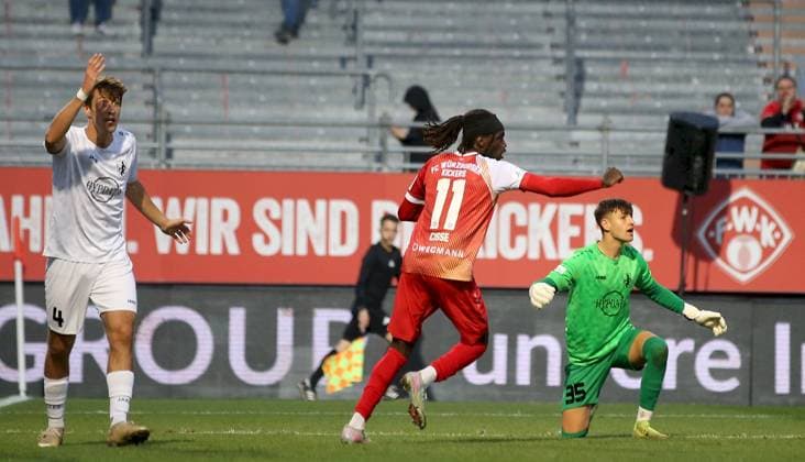 23 09 2025, xfsx, Herren, Fußball, Saison 2025 2026, Regionalliga Bayern, 10 Spieltag FC Wuerzburger Kickers TSV Schwaben Augsburg v li Odin Redier TSV Schwaben Augsburg , Cherif Cisse FC Wuerzburger Kickers mit Torjubel, celebrate the goal, goal celebration, Jubel über das Tor zum 2 0, Maximilian Reil TSV Schwaben Augsburg Wuerzburg AKON ARENA Bayern Germany