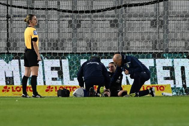 Hannah Etzold 13 CZJ receives medical attention on the pitch GPFPL FC Carl Zeiss Jena v 1 FC Union Berlin 23 09 2025 Copyright: xJoshuaxHildebrandtx