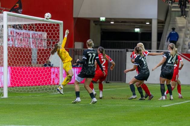 Laura Benkarth Goalkeeper, SC Freiburg Women, 1 directs this ball from Pernille Harder FC Bayern Muenchen Women, 21 to the crossbar FC Bayern Muenchen Women vs SC Freiburg, Soccer, Google Pixel Women Bundesliga, Matchday 4, Season 2025 2026, 23 09 2025 DFL DFB REGULATIONS PROHIBIT ANY USE OF PHOTOGRAPHS as IMAGE SEQUENCES and or QUASI VIDEO FC Bayern Muenchen Frauen vs SC Freiburg, Football, Google Pixel Frauen Bundesliga, 4 Spieltag, Saison 2025 2026, 23 09 2025 Muenchen Copyright: xEibner-Pressefoto HeikexFeinerx EP_HFR