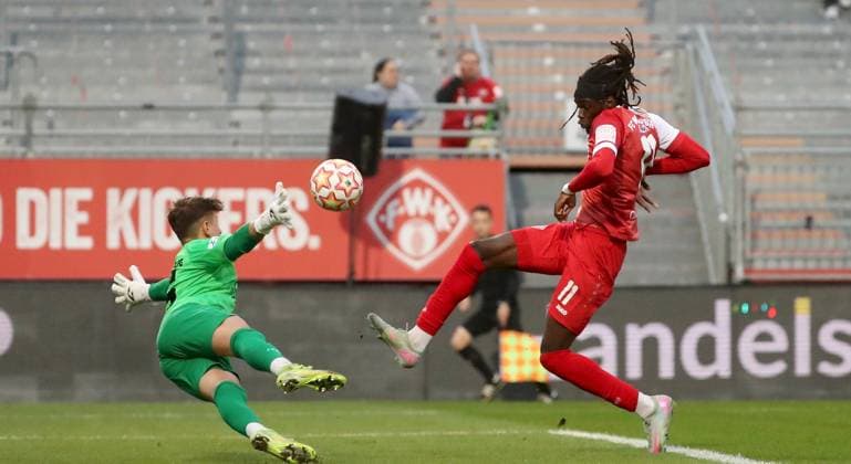 23 09 2025, xfsx, Men, Soccer, Season 2025 2026, Regionalliga Bayern, 10 Matchday FC Wuerzburger Kickers TSV Schwaben Augsburg v li Elias Rogg TSV Schwaben Augsburg , Cherif Cisse FC Wuerzburger Kickers scores the goal 1 0, scores the goal 1 0 Wuerzburg AKON ARENA Bayern Germany