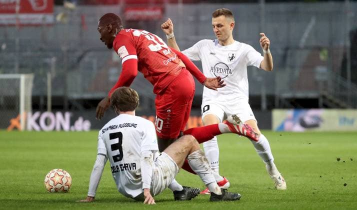 23 09 2025, xfsx, Men, Soccer, Season 2025 2026, Regionalliga Bayern, 10 Matchday FC Wuerzburger Kickers TSV Schwaben Augsburg v li Nicola Della Schiava TSV Schwaben Augsburg , Tarsis Bonga FC Wuerzburger Kickers , Lukas Ramser TSV Schwaben Augsburg Wuerzburg AKON ARENA Bayern Germany