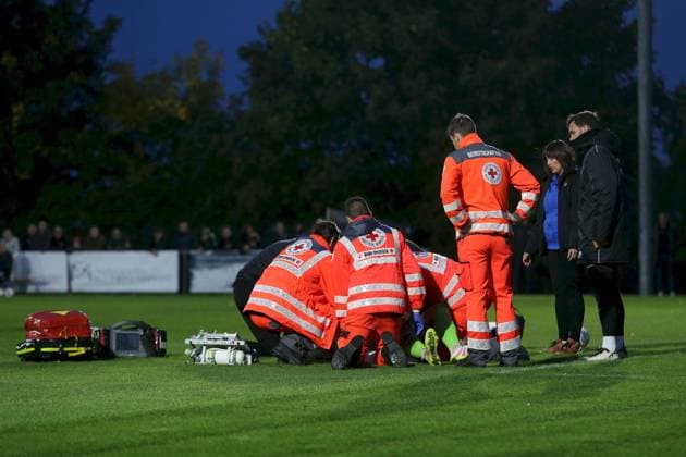 23 09 2025, xjcx, Men, Football, Season 2025 2026, Regionalliga Bayern, 9 Matchday TSV Aubstadt FV Illertissen Goalkeeper Malwin Zok 34, FV Illertissen has a serious injury and is being treated here Sulzfeld Schulstadion Aubstadt Bavaria Germany
