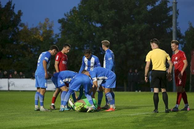 23 09 2025, xjcx, Men, Soccer, Season 2025 2026, Regionalliga Bayern, 9 Matchday TSV Aubstadt FV Illertissen Goalkeeper Malwin Zok 34, FV Illertissen suffered a serious injury and had to be replaced Sulzfeld Schulstadion Aubstadt Bayern Germany