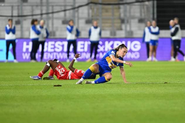 Felicia Sträßer 8 CZJ and Naika Reissner 42, 1 FC Union Berlin on the ground after a tackle GPFPL FC Carl Zeiss Jena v 1 FC Union Berlin 23 09 2025 Copyright: xJoshuaxHildebrandtx