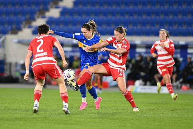 Rieke Tietz 17 CZJ in a duel with Katja Orschmann 5 1 FC Union Berlin and Samantha Steuerwald 19 1 FC Union Berlin GPFPL FC Carl Zeiss Jena v 1 FC Union Berlin 23 09 2025 Copyright: xJoshuaxHildebrandtx