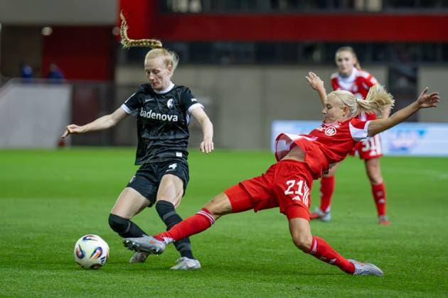 Battle for the ball duel between Meret Felde SC Freiburg Women, 4 and Pernille Harder FC Bayern Muenchen Women, 21 FC Bayern Muenchen Women vs SC Freiburg, Football, Google Pixel Women Bundesliga, Matchday 4, Season 2025 2026, 23 09 2025 DFL DFB REGULATIONS PROHIBIT ANY USE OF PHOTOGRAPHS as IMAGE SEQUENCES and or QUASI VIDEO FC Bayern Muenchen Frauen vs SC Freiburg, Football, Google Pixel Frauen Bundesliga, 4 Spieltag, Saison 2025 2026, 23 09 2025 Muenchen Copyright: xEibner-Pressefoto HeikexFeinerx EP_HFR
