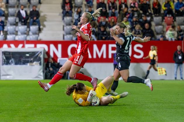 Laura Benkarth goalkeeper, SC Freiburg Women, 1 thwarts a goal by Lea Schueller FC Bayern Muenchen Women, 11 , behind Ingibjoerg Sigurdardottir SC Freiburg Women, 24 FC Bayern Muenchen Women vs SC Freiburg, Football, Google Pixel Women Bundesliga, 4 Spieltag, Saison 2025 2026, 23 09 2025 DFL DFB REGULATIONS PROHIBIT ANY USE OF PHOTOGRAPHS as IMAGE SEQUENCES and or QUASI VIDEO FC Bayern Muenchen Frauen vs SC Freiburg, Fußball, Google Pixel Frauen Bundesliga, 4 Spieltag, Saison 2025 2026, 23 09 2025 Muenchen Copyright: xEibner-Pressefoto HeikexFeinerx EP_HFR