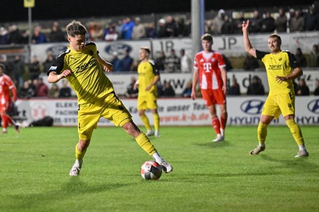 Regionalliga Bayern DJK Vilzing FC Bayern München II 23 09 2025 on the ball Elija HÄRTL Djk Vilzing 4 Regionalliga Bayern DJK Vilzing FC Bayern Amateure Manfred Zollner Stadion am 23 09 2025 Copyright: xBEAUTIFULxSPORTS Goldbergx