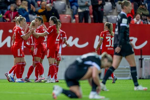 The Bayern players celebrate with Lea Schueller FC Bayern Muenchen Frauen, 11 their goal for 3 0 FC Bayern Muenchen Frauen vs SC Freiburg, Football, Google Pixel Womens Bundesliga, Matchday 4, Season 2025 2026, 23 09 2025 DFL DFB REGULATIONS PROHIBIT ANY USE OF PHOTOGRAPHS as IMAGE SEQUENCES and or QUASI VIDEO FC Bayern Muenchen Frauen vs SC Freiburg, Football, Google Pixel Frauen Bundesliga, 4 Spieltag, Saison 2025 2026, 23 09 2025 Muenchen Copyright: xEibner-Pressefoto HeikexFeinerx EP_HFR