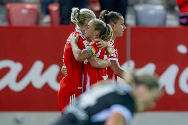 Georgia Stanway FC Bayern Muenchen Frauen, 31 celebrates with Lea Schueller FC Bayern Muenchen Frauen, 11 her goal for 3 0, right Lena Oberdorf FC Bayern Muenchen Frauen, 08 FC Bayern Muenchen Frauen vs SC Freiburg, football, Google Pixel Frauen Bundesliga, 4 Spieltag, Saison 2025 2026, 23 09 2025 DFL DFB REGULATIONS PROHIBIT ANY USE OF PHOTOGRAPHS as IMAGE SEQUENCES and or QUASI VIDEO FC Bayern Muenchen Frauen vs SC Freiburg, Fußball, Google Pixel Frauen Bundesliga, 4 Spieltag, Saison 2025 2026, 23 09 2025 Muenchen Copyright: xEibner-Pressefoto HeikexFeinerx EP_HFR