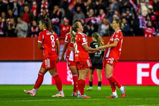 Lena Oberdorf 8 Bayern , Georgia Stanway 31 FC Bayern and Klara Bühl 17 FC Bayern celebrate the 4-0 goal during the Google Pixel Womens Bundesliga match FC Bayern Munich SC Freiburg on 23 09 2025 Munich FC Bayern Campus Germany