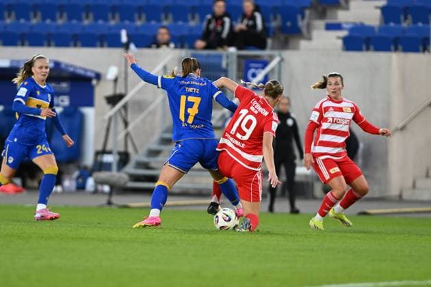 Isabella Jaron 24 CZJ in a duel with Samantha Steuerwald 19 1 FC Union Berlin for the ball GPFPL FC Carl Zeiss Jena v 1 FC Union Berlin 23 09 2025 Copyright: xJoshuaxHildebrandtx