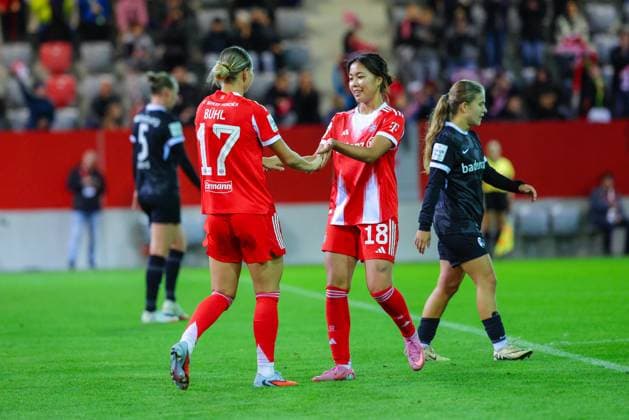 Klara Bühl 17, FC Bayern Munich and Momoko Tanikawa 18, FC Bayern Munich Goal for 4 0 at the match between FC Bayern Munich v SC Freiburg, Football, Women, Google Pixel Womens Bundesliga, 2025 2026, Matchday 4 on 23 09 2025 in Munich, FC Bayern Campus DFL and DFB regulations prohibit any use of photographs as image sequences and or quasi video Bayern Germany