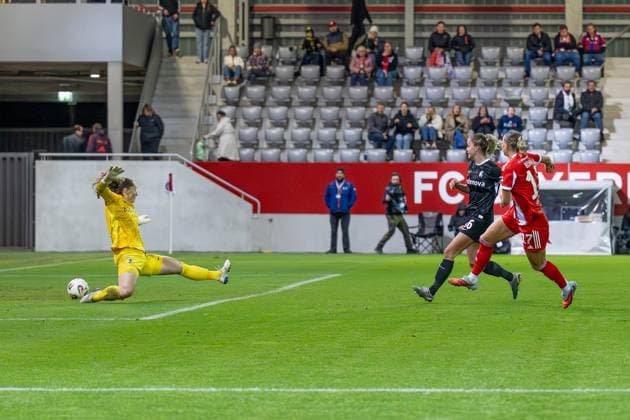 Klara Buehl FC Bayern Muenchen Frauen, 17 on her goal for 4 0 against Laura Benkarth Torfrau, SC Freiburg Frauen, 1 and Greta Stegemann SC Freiburg Frauen, 16 FC Bayern Muenchen Frauen vs SC Freiburg, Fußball, Google Pixel Frauen Bundesliga, 4 Spieltag, Season 2025 2026, 23 09 2025 DFL DFB REGULATIONS PROHIBIT ANY USE OF PHOTOGRAPHS as IMAGE SEQUENCES and or QUASI VIDEO FC Bayern Muenchen Frauen vs SC Freiburg, Football, Google Pixel Frauen Bundesliga, 4 Spieltag, Saison 2025 2026, 23 09 2025 Muenchen Copyright: xEibner-Pressefoto HeikexFeinerx EP_HFR