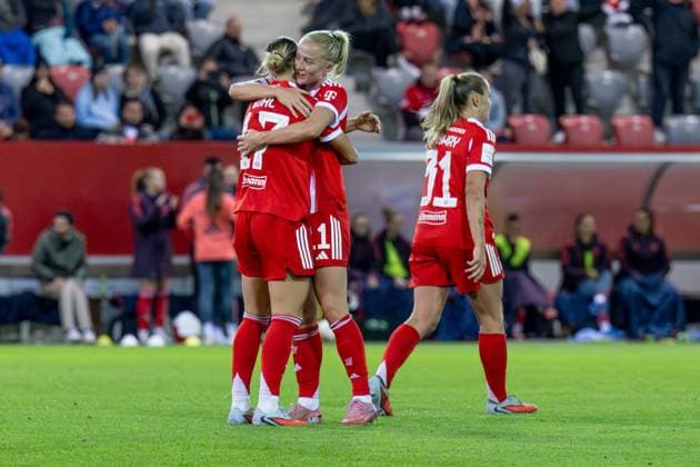 Lea Schueller FC Bayern Muenchen Frauen, 11 cheers with Klara Buehl FC Bayern Muenchen Frauen, 17 her goal for 4 0, right Georgia Stanway FC Bayern Muenchen Frauen, 31 FC Bayern Muenchen Frauen vs SC Freiburg, football, Google Pixel Frauen Bundesliga, 4 Spieltag, Saison 2025 2026, 23 09 2025 DFL DFB REGULATIONS PROHIBIT ANY USE OF PHOTOGRAPHS as IMAGE SEQUENCES and or QUASI VIDEO FC Bayern Muenchen Frauen vs SC Freiburg, Fußball, Google Pixel Frauen Bundesliga, 4 Spieltag, Saison 2025 2026, 23 09 2025 Muenchen Copyright: xEibner-Pressefoto HeikexFeinerx EP_HFR