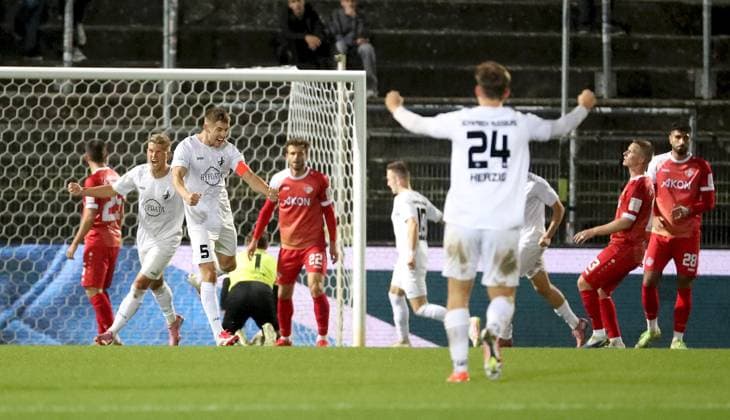 23 09 2025, xfsx, Herren, Fußball, Saison 2025 2026, Regionalliga Bayern, 10 Spieltag FC Wuerzburger Kickers TSV Schwaben Augsburg v li Spieler des TSV Schwaben Augsburg mit Torjubel, celebrate the goal, goal celebration, Jubel über das Tor zum 2 3 durch Dennis Ruisinger TSV Schwaben Augsburg Wuerzburg AKON ARENA Bayern Deutschland