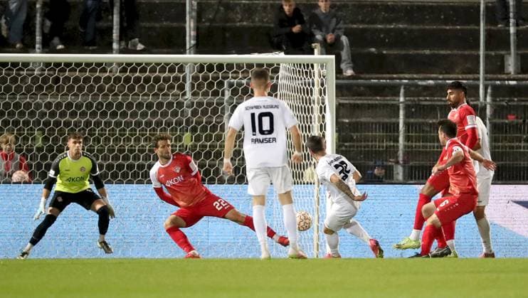 23 09 2025, xfsx, Herren, Fußball, Saison 2025 2026, Regionalliga Bayern, 10 Spieltag FC Wuerzburger Kickers TSV Schwaben Augsburg v li Johann Hipper FC Wuerzburger Kickers , Daniel Haegele FC Wuerzburger Kickers , Lukas Ramser TSV Schwaben Augsburg , Levis Schaber TSV Schwaben Augsburg scores the goal 1 3, scores the goal 1 3, Peter Kurzweg FC Wuerzburger Kickers , Ebrahim Fahrahnak FC Wuerzburger Kickers Wuerzburg AKON ARENA Bayern Germany
