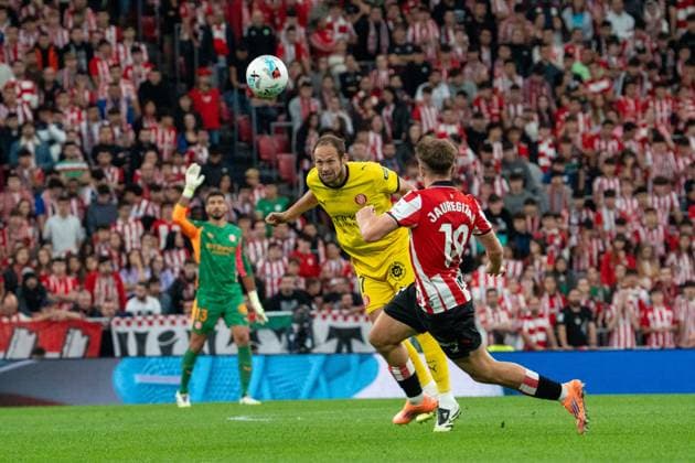 Daley Blind (N17) heads the ball away during La Liga game between Athletic de Bilbao and Girona at San Mamés, Bilbao, Spain.  Copyright: xAndresxLopezxSheridanxx xSPPx Sportspressphoto_SPR30434