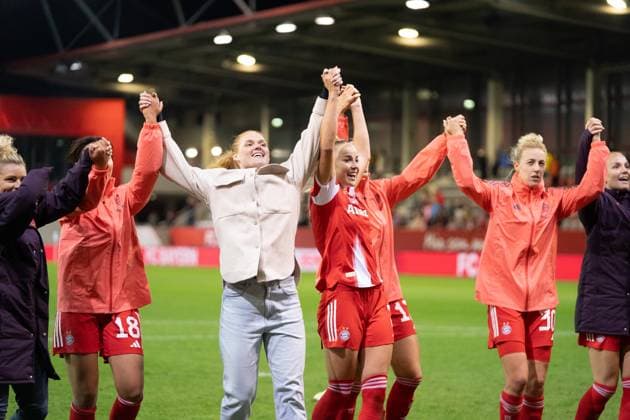 Momoko Tanikawa 18 Bayern , Stine Ballisager 3 Bayern ,Giulia Gwinn 7 FC Bayern Klara Bühl 17 FC Bayern and Carolin Simon 30 FC Bayern celebrate the victory after the Google Pixel Womens Bundesliga match FC Bayern Munich SC Freiburg on 23 09 2025 Munich FC Bayern Campus Bayern Germany