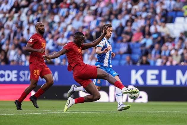 September 23, 2025, Cornella, Barcelona, SPAIN: Javi Puado of RCD Espanyol and Mouctar Diakhaby of Valencia CF compete for the ball during the Spanish league, La Liga EA Sports, football match played between RCD Espanyol and Valencia CF at RCDE Stadium on September 23, 2025 in Cornella, Barcelona, Spain. Cornella SPAIN - ZUMAa181 20250923_zaa_a181_117 Copyright: xJavierxBorregox