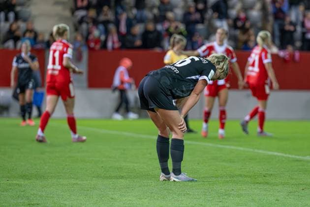Greta Stegemann SC Freiburg Frauen, 16 is naturally disappointed by the clear defeat FC Bayern Muenchen Frauen vs SC Freiburg, Fußball, Google Pixel Frauen Bundesliga, 4 Spieltag, Saison 2025 2026, 23 09 2025 DFL DFB REGULATIONS PROHIBIT ANY USE OF PHOTOGRAPHS as IMAGE SEQUENCES and or QUASI VIDEO FC Bayern Muenchen Frauen vs SC Freiburg, Football, Google Pixel Frauen Bundesliga, 4 Spieltag, Saison 2025 2026, 23 09 2025 Muenchen Copyright: xEibner-Pressefoto HeikexFeinerx EP_HFR