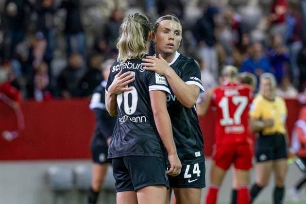 Greta Stegemann SC Freiburg Frauen, 16 and Ingibjoerg Sigurdardottir SC Freiburg Frauen, 24 are disappointed by the clear defeat and console each other FC Bayern Muenchen Frauen vs SC Freiburg, Fußball, Google Pixel Frauen Bundesliga, 4 Spieltag, Season 2025 2026, 23 09 2025 DFL DFB REGULATIONS PROHIBIT ANY USE OF PHOTOGRAPHS as IMAGE SEQUENCES and or QUASI VIDEO FC Bayern Muenchen Frauen vs SC Freiburg, Football, Google Pixel Frauen Bundesliga, 4 Spieltag, Saison 2025 2026, 23 09 2025 Muenchen Copyright: xEibner-Pressefoto HeikexFeinerx EP_HFR