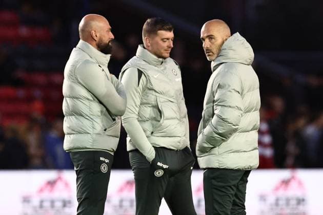 Lincoln City v Chelsea EFL Cup 23 09 2025. Chelsea Head Coach Enzo Maresca (right) with Chelsea Assistant coach Willy Caballero (left) & during the EFL Cup match between Lincoln City and Chelsea at Sincil Bank, Lincoln, United Kingdom on 23 September 2025. Lincoln Sincil Bank Lincs United Kingdom Editorial use only DataCo restrictions apply See www.football-dataco.com , Copyright: xJohnxMallettx PSI-22888-0011