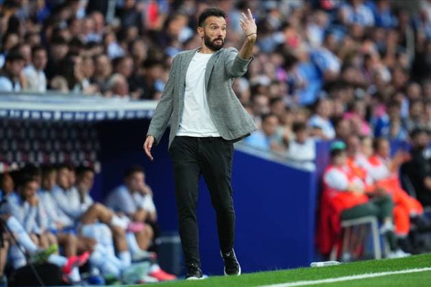 ESP: RCD Espanyol - Valencia CF. La Liga EA Sports. Date 6 Valencia CF head coach Carlos Corberan during the La Liga EA Sports match between RCD Espanyol and Valencia CF played at RCDE Stadium on September 23, 2025 in Barcelona, Spain. kpng Copyright: xBaguxBlancox xPRESSINx PS_240923_esp_val_25262394