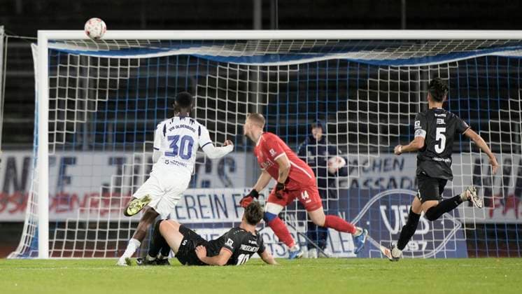23 09 2025, Marschweg Stadion, Oldenburg, GER, Lower Saxony Cup quarter-final VfB Oldenburg vs SV Meppen, crossbar shot from 30 DFL REGULATIONS PROHIBIT ANY USE OF PHOTOGRAPHS AS IMAGE SEQUENCES AND OR QUASI VIDEO Oldenburg Lower Saxony Germany Marschweg Stadion