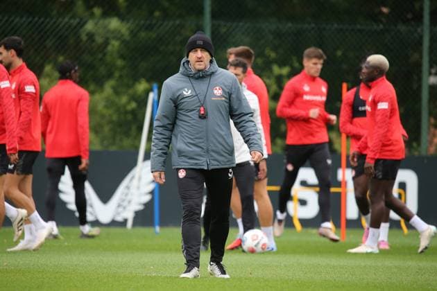 23 09 2025, xmohx, Soccer 2 Bundesliga, 1 FC Kaiserslautern Training v l Coach Torsten Lieberknecht 1 FC Kaiserslautern DFL DFB REGULATIONS PROHIBIT ANY USE OF PHOTOGRAPHS as IMAGE SEQUENCES and or QUASI VIDEO Kaiserslautern