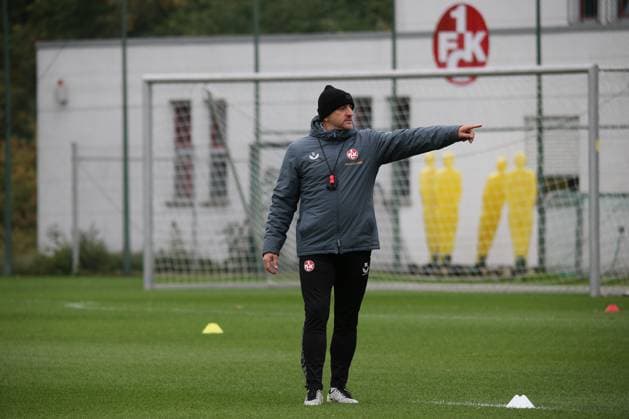 23 09 2025, xmohx, Soccer 2 Bundesliga, 1 FC Kaiserslautern Training v l Coach Torsten Lieberknecht 1 FC Kaiserslautern DFL DFB REGULATIONS PROHIBIT ANY USE OF PHOTOGRAPHS as IMAGE SEQUENCES and or QUASI VIDEO Kaiserslautern