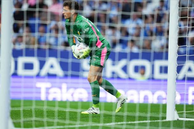 ESP: RCD Espanyol - Valencia CF. La Liga EA Sports. Date 6 Julen Agirrezabala of Valencia CF during the La Liga EA Sports match between RCD Espanyol and Valencia CF played at RCDE Stadium on September 23, 2025 in Barcelona, Spain. kpng Copyright: xBaguxBlancox xPRESSINx PS_240923_esp_val_25262409