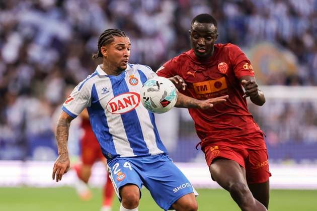 September 23, 2025, Cornella, Barcelona, SPAIN: Tyrhys Dolan of RCD Espanyol and Mouctar Diakhaby of Valencia CF compete for the ball during the Spanish league, La Liga EA Sports, football match played between RCD Espanyol and Valencia CF at RCDE Stadium on September 23, 2025 in Cornella, Barcelona, Spain. Cornella SPAIN - ZUMAa181 20250923_zaa_a181_130 Copyright: xJavierxBorregox