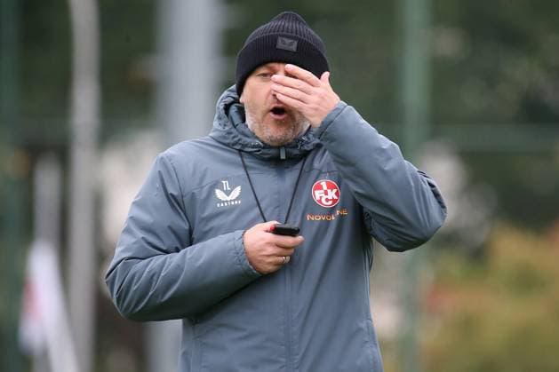 23 09 2025, xmohx, Soccer 2 Bundesliga, 1 FC Kaiserslautern Training v l Coach Torsten Lieberknecht 1 FC Kaiserslautern DFL DFB REGULATIONS PROHIBIT ANY USE OF PHOTOGRAPHS as IMAGE SEQUENCES and or QUASI VIDEO Kaiserslautern