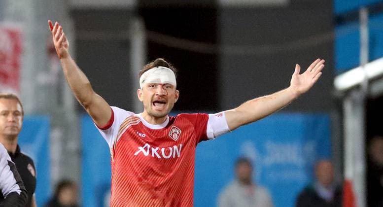23 09 2025, xfsx, Herren, Fußball, Saison 2025 2026, Regionalliga Bayern, 10 Spieltag FC Wuerzburger Kickers TSV Schwaben Augsburg v li Peter Kurzweg FC Wuerzburger Kickers gibt Anweisungen, gestikuliert, mit den Armen gestikulieren, gives instructions, gesticulate, Einzelbild Wuerzburg AKON ARENA Bayern Deutschland
