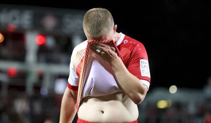 23 09 2025, xfsx, Herren, Fußball, Saison 2025 2026, Regionalliga Bayern, 10 Spieltag FC Wuerzburger Kickers TSV Schwaben Augsburg v li Philipp Ochs FC Wuerzburger Kickers enttaeuscht Blickend, Enttaeuschtung, disappointed, Einzelbild Wuerzburg AKON ARENA Bayern Deutschland