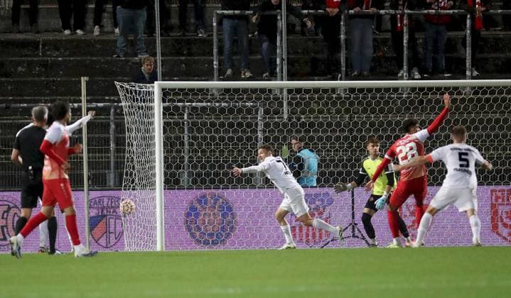 23 09 2025, xfsx, Men, Soccer, Season 2025 2026, Regionalliga Bayern, 10 Matchday FC Wuerzburger Kickers TSV Schwaben Augsburg v li Maximilian Heiss TSV Schwaben Augsburg scores the goal 3 3, scores the goal 3 3, Johann Hipper FC Wuerzburger Kickers , Ebrahim Fahrahnak FC Wuerzburger Kickers , Dennis Ruisinger TSV Schwaben Augsburg Wuerzburg AKON ARENA Bayern Germany