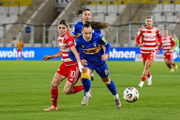 Soccer I Women I Season 2025 2026 I Bundesliga I 4 Matchday I FC Carl Zeiss Jena 1 FC Union Berlin I 23 09 2025 duel Eileen Michelle Campbell 10, 1 FC Union Berlin and Felicia Sophie Sträßer 8, FC Carl Zeiss Jena Jena Ernst Abbe Sportfeld, ad hoc Arena Thüringen Germany Copyright: xLobeca InesxHähnelx