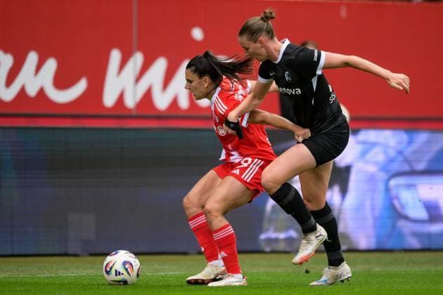 Soccer, Google Pixel Womens Bundesliga, 20250923, FC Bayern Munich SC Freiburg In the picture from l Jovana DAMNJANOVIC Bayern, 9 , Julia STIERLI Freiburg, 5 Zweikampf Ball München FC Bayern Campus Bayern Germany Copyright: Passion2Press MarkusxFischerx