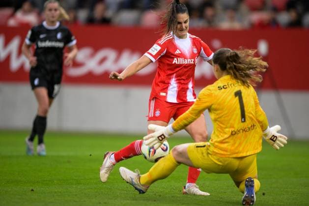 Soccer, Google Pixel Womens Bundesliga, 20250923, FC Bayern Munich SC Freiburg In the picture from l Jovana DAMNJANOVIC Bayern, 9 fails, goalkeeper Laura BENKARTH Freiburg, 1 Munich FC Bayern Campus Bayern Germany Copyright: Passion2Press MarkusxFischerx