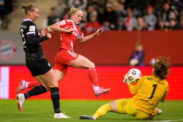 Soccer, Google Pixel Womens Bundesliga, 20250923, FC Bayern Munich SC Freiburg In the picture from l Julia STIERLI Freiburg, 5 , Lea SCHÜLLER Bayern, 11 shot, goalkeeper Laura BENKARTH Freiburg, 1 Munich FC Bayern Campus Bayern Germany Copyright: Passion2Press MarkusxFischerx