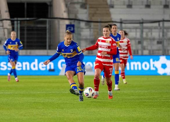 Soccer, Women, Season 2025 2026, Google Pixel Women Bundesliga 4 Matchday , FC Carl Zeiss Jena 1 FC Union Berlin, v l Steffi Schmid Jena , Dina Orschmann 1 FC Union , 23 09 2025, Copyright: xMatthiasxKochx