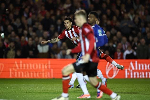 Lincoln City v Chelsea EFL Cup 23 09 2025. Lincoln City forward Rob Street (17) has a shot saved during the EFL Cup match between Lincoln City and Chelsea at Sincil Bank, Lincoln, United Kingdom on 23 September 2025. Lincoln Sincil Bank Lincs United Kingdom Editorial use only DataCo restrictions apply See www.football-dataco.com , Copyright: xJohnxMallettx PSI-22888-0017