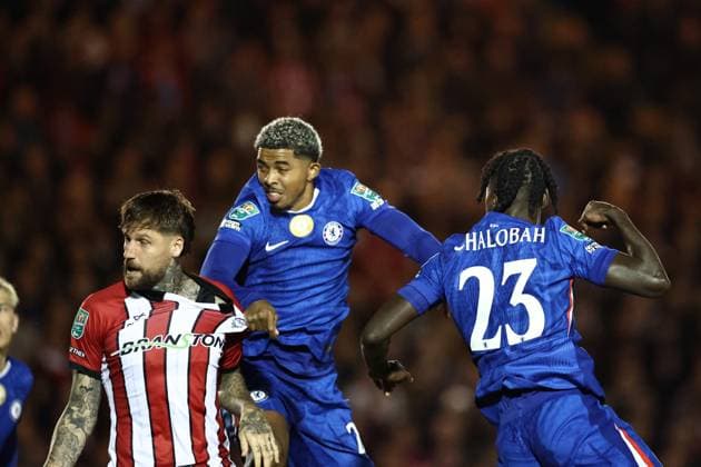Lincoln City v Chelsea EFL Cup 23 09 2025. Chelsea defender Wesley Fofana (29) wins a header during the EFL Cup match between Lincoln City and Chelsea at Sincil Bank, Lincoln, United Kingdom on 23 September 2025. Lincoln Sincil Bank Lincs United Kingdom Editorial use only DataCo restrictions apply See www.football-dataco.com , Copyright: xJohnxMallettx PSI-22888-0018