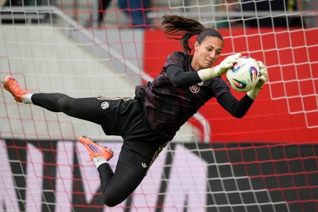Soccer, Google Pixel Womens Bundesliga, 20250923, FC Bayern Munich SC Freiburg In the picture Goalkeeper Maria Luisa GROHS Bayern, 1 Warm-up Munich FC Bayern Campus Bayern Germany Copyright: Passion2Press MarkusxFischerx