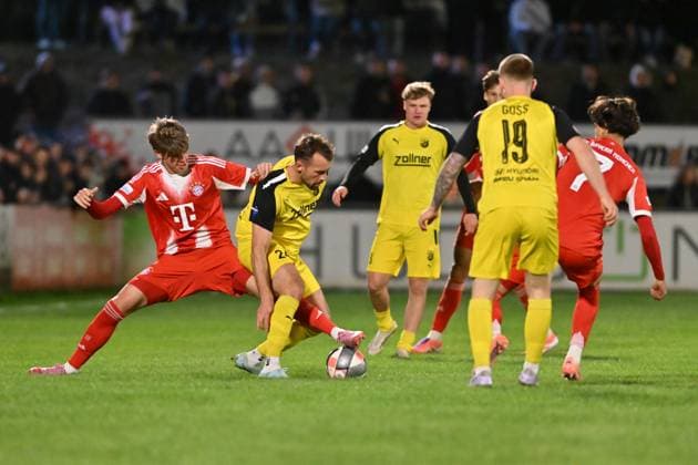 Regionalliga Bayern DJK Vilzing FC Bayern München II 23 09 2025 in duel Guido Della ROVERE FC Bayern Muenchen II 10 and Felix WEBER DJK Vilzing 24 duel Regionalliga Bayern DJK Vilzing FC Bayern Amateure Manfred Zollner Stadion on 23 09 2025 Copyright: xBEAUTIFULxSPORTS Goldbergx