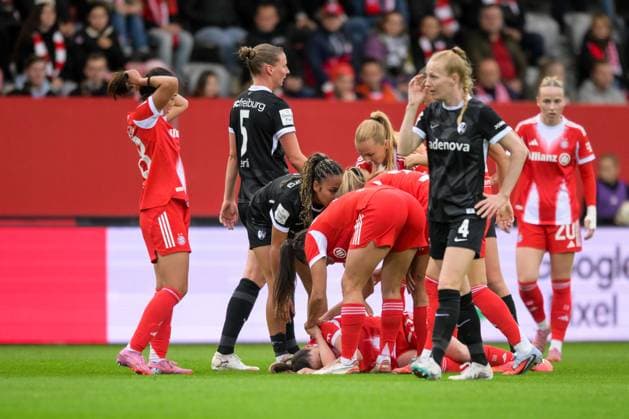 Soccer, Google Pixel Womens Bundesliga, 20250923, FC Bayern Munich SC Freiburg In the picture Sarah ZADRAZIL Bayern, 25 battered on the ground Munich FC Bayern Campus Bayern Germany Copyright: Passion2Press MarkusxFischerx