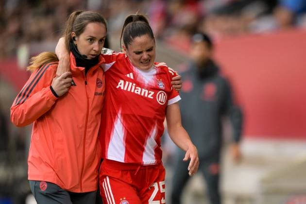 Soccer, Google Pixel Womens Bundesliga, 20250923, FC Bayern Munich SC Freiburg Pictured from l Physiotherapist Franziska BACHMAIER, Sarah ZADRAZIL Bayern, 25 injured off the pitch Munich FC Bayern Campus Bayern Germany Copyright: Passion2Press MarkusxFischerx